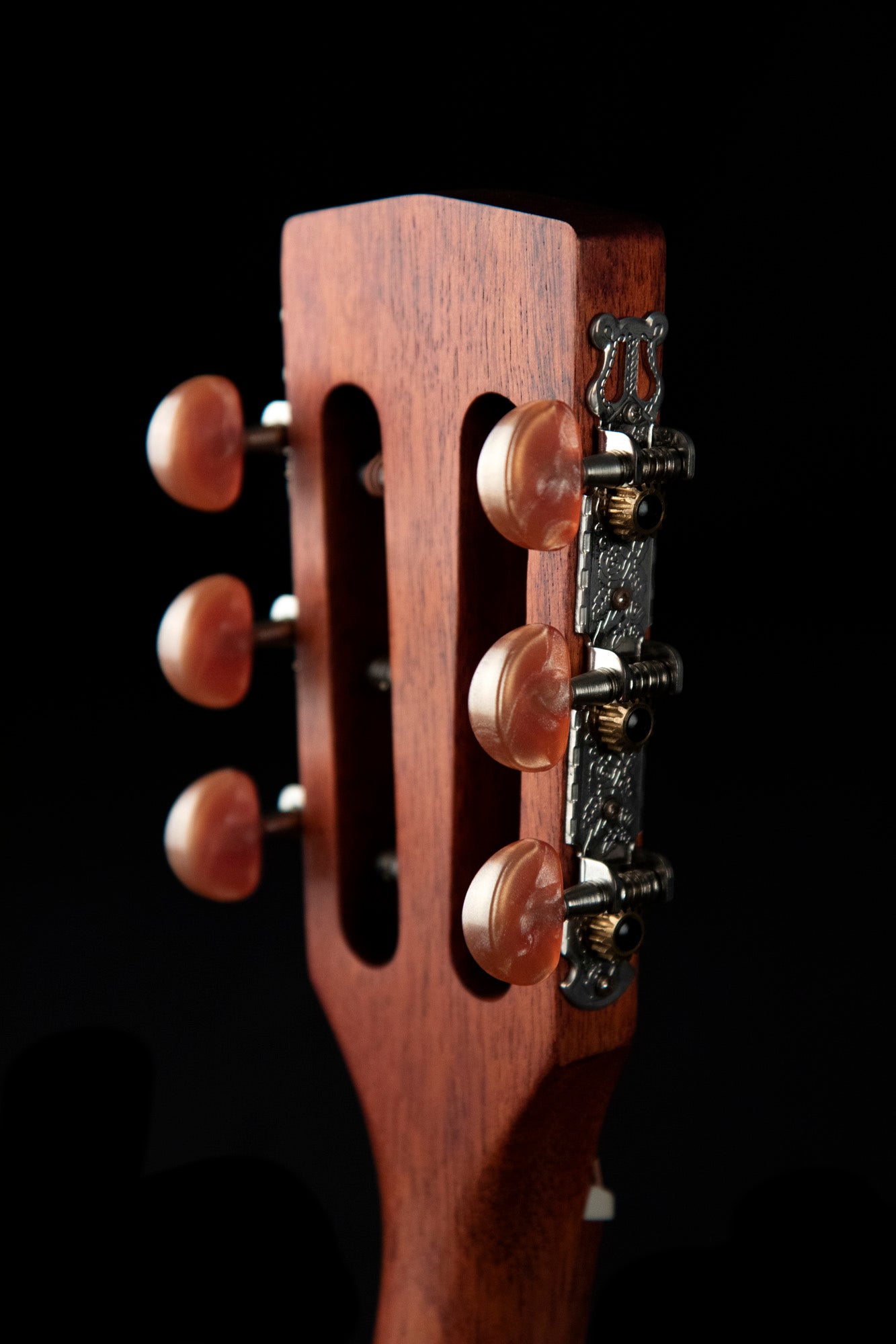 AP550, forme Parlor, table acajou, f/e acajou, manche acajou, sillet 43 mm, naturel pores ouverts