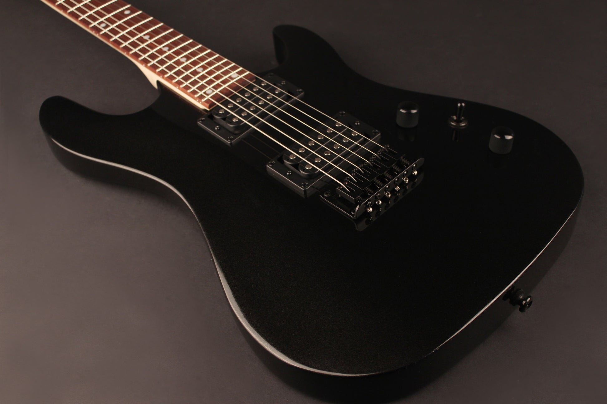 KX100, corps tilleul, manche vissé érable, touche jatoba, 2 micros doubles Powersound, black metallic