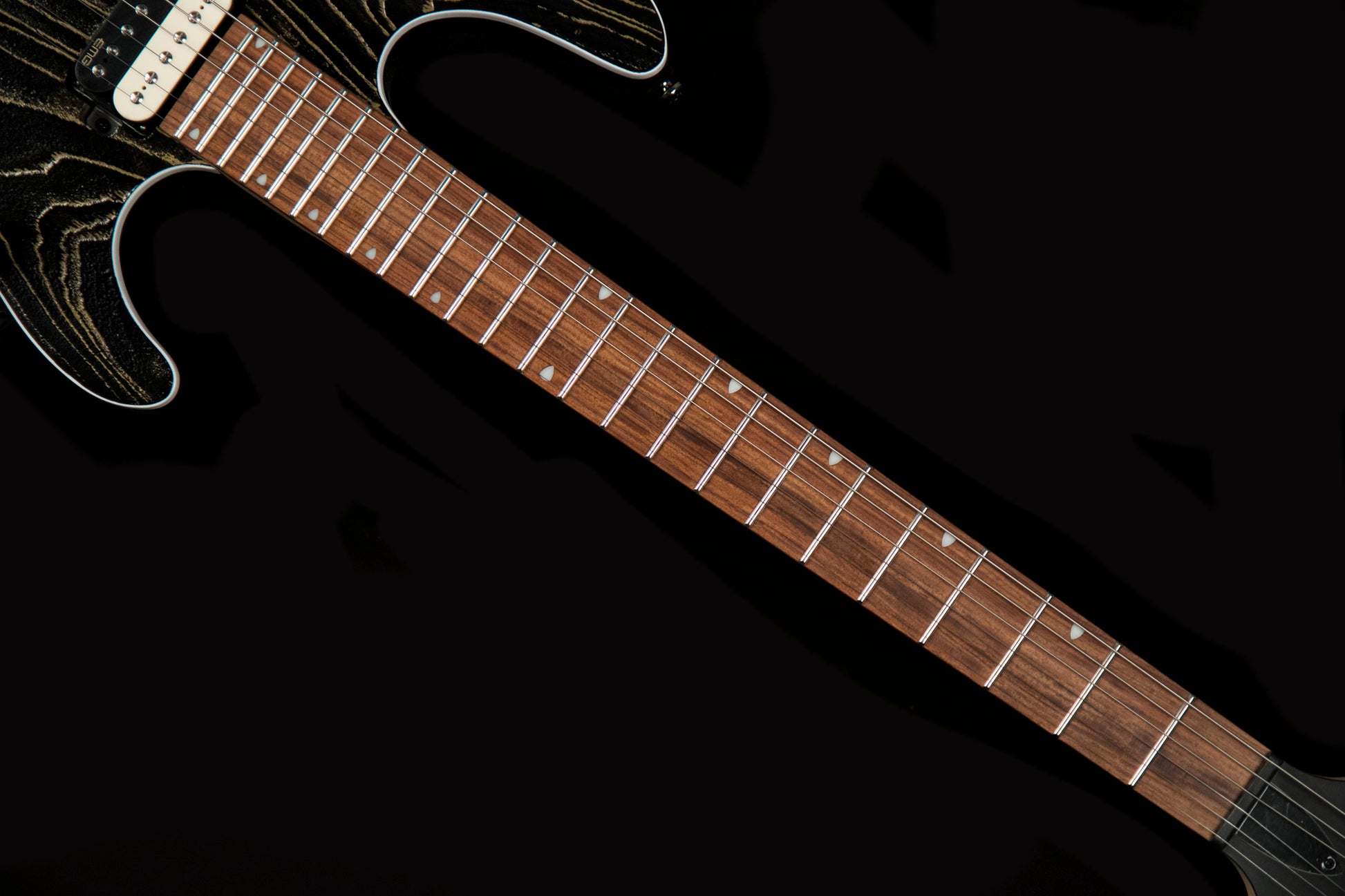 KX300 ETCHED, 6 cordes, corps acajou, table frêne sablée, touche pau ferro, 2 micros doubles EMG RetroActive, noir et or