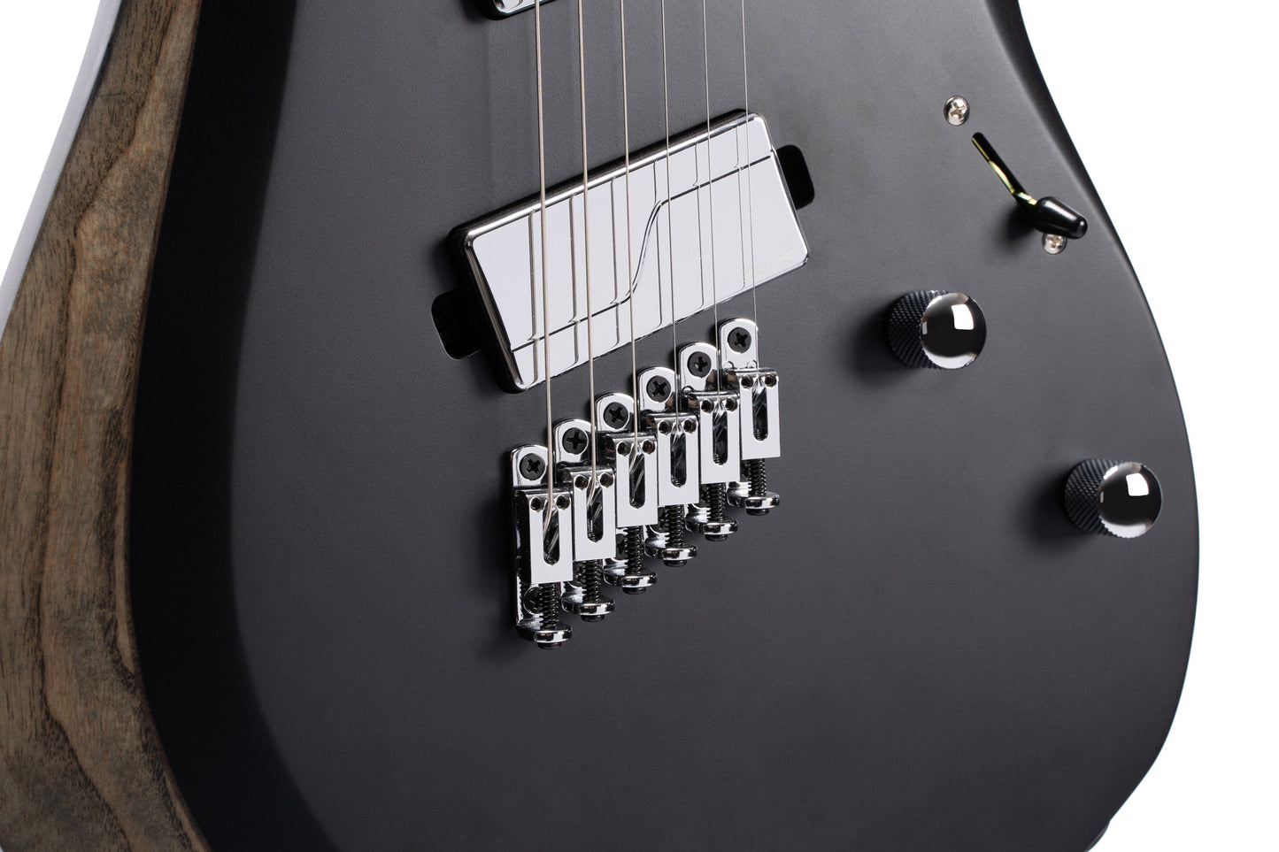 X700 Mutility, corps acajou, table frêne/érable, manche et touche érable torréfié, micros Fishman Fluence, housse, noir satiné