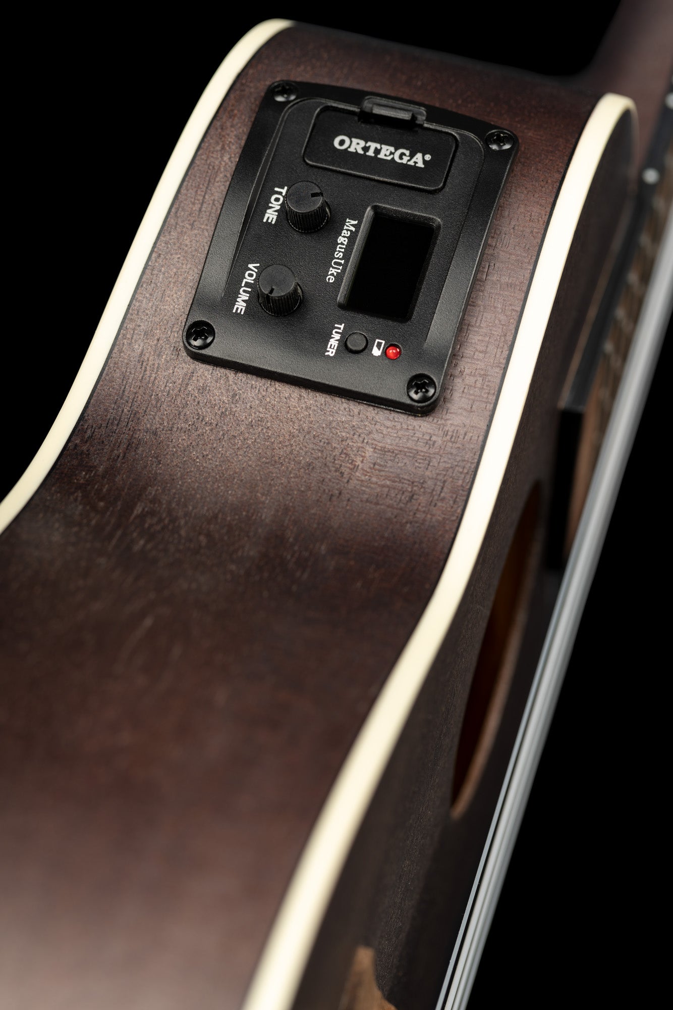 RUCOAL-CE, modèle Concert pan coupé, EQ Ortega MagusUke, table okoumé, fond & éclisses okoumé, noir satiné