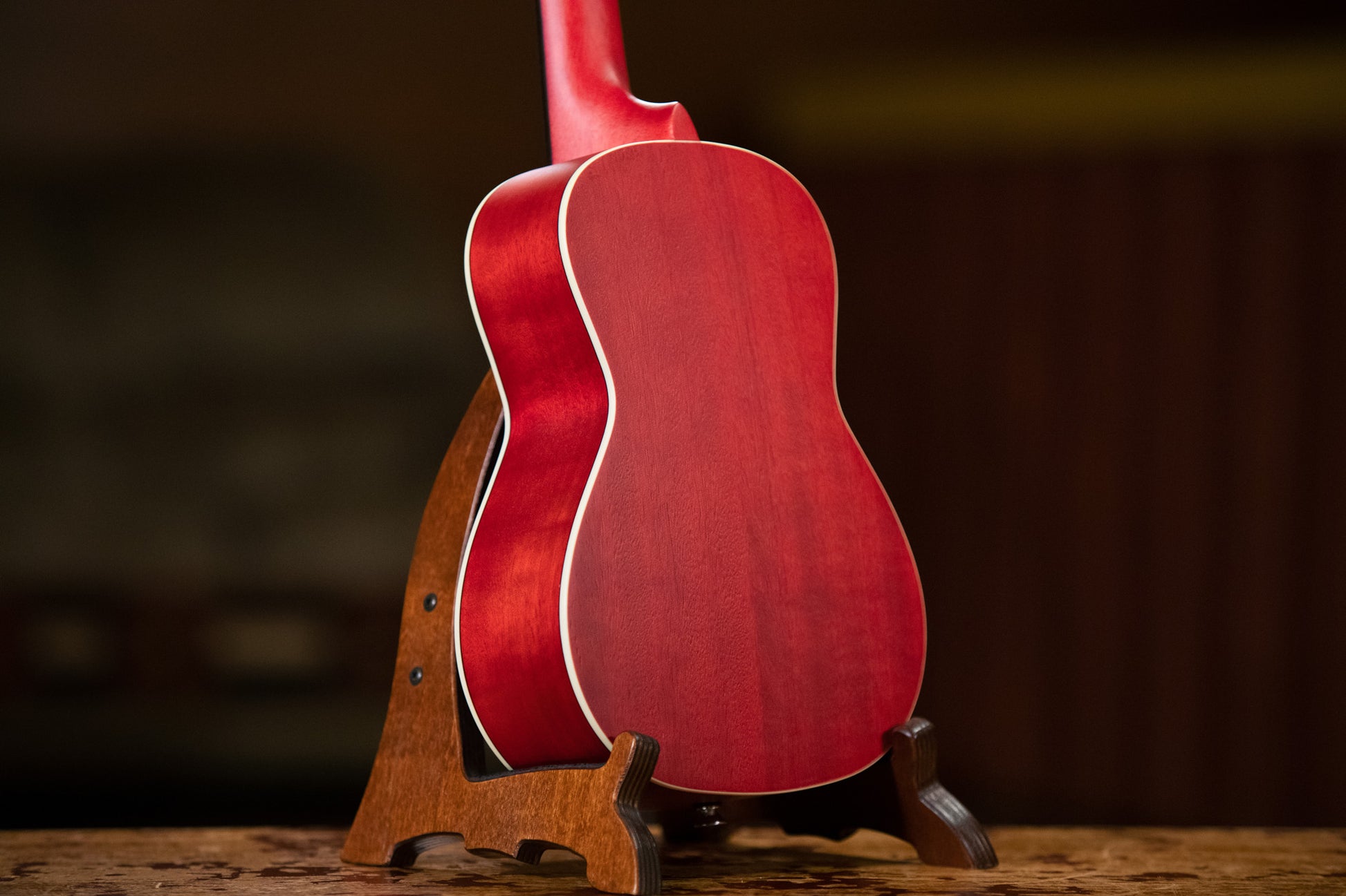 RUFIRE, modèle Concert, table okoume, fond & éclisses okoume, manche acajou, rouge satiné