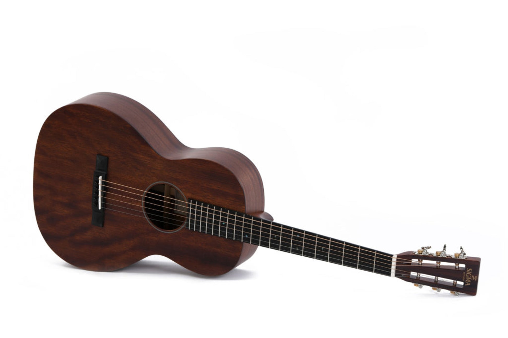 Modèle 00M-15S, Forme 00, table acajou massif, f/e acajou, touche & chevalet micarta, tête ajourée, naturel satiné