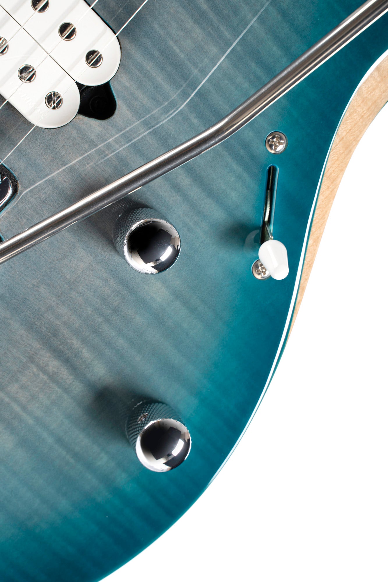 X700 Duality II, corps acajou, table érable flammé, touche ébène, trémolo CFA-III, micros Fishman Fluence, housse, polar ice