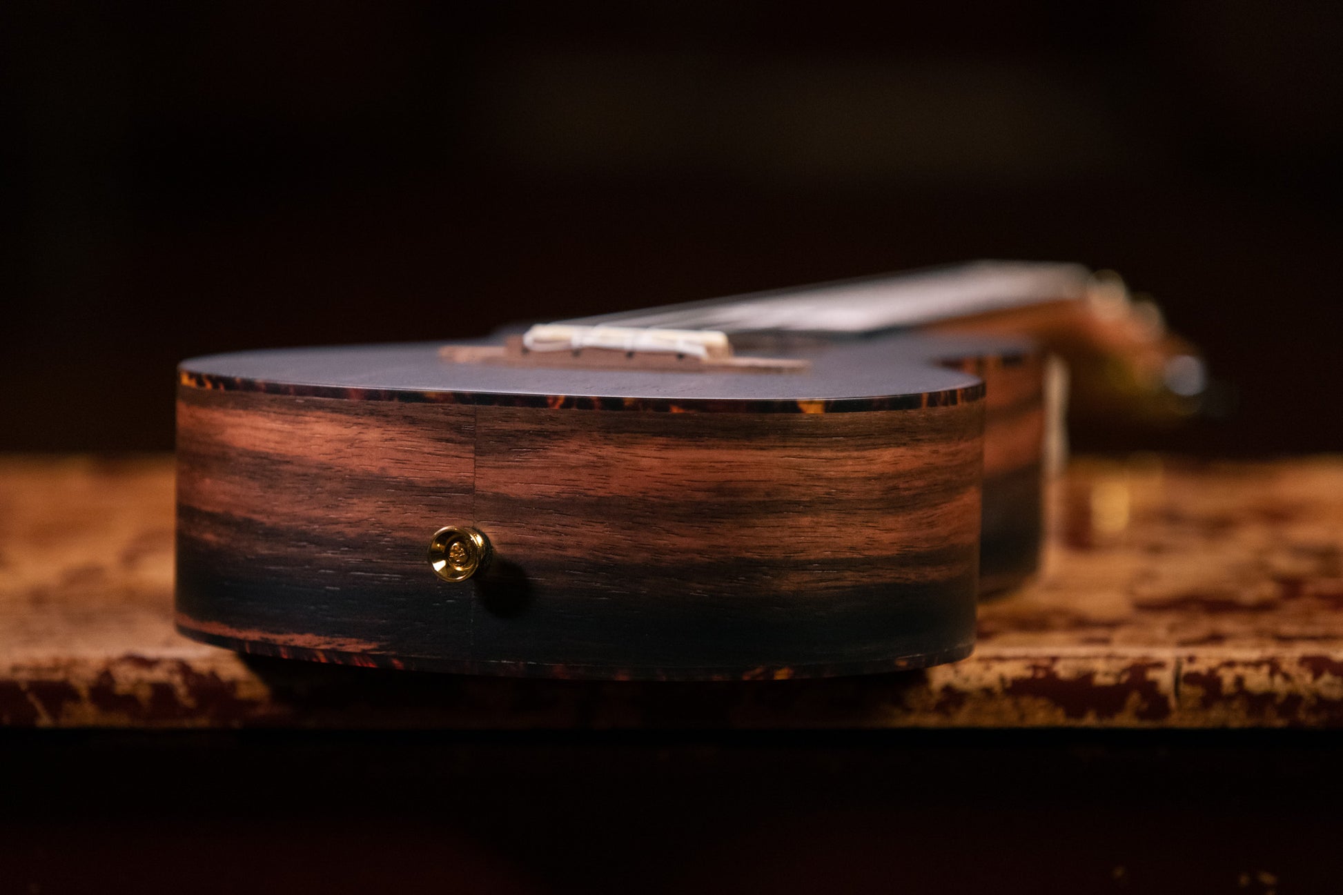 RUEB-CC, modèle Concert, table ébène, fond & éclisses ébène, touche & chevalet noyer, housse deluxe, satiné pores ouverts