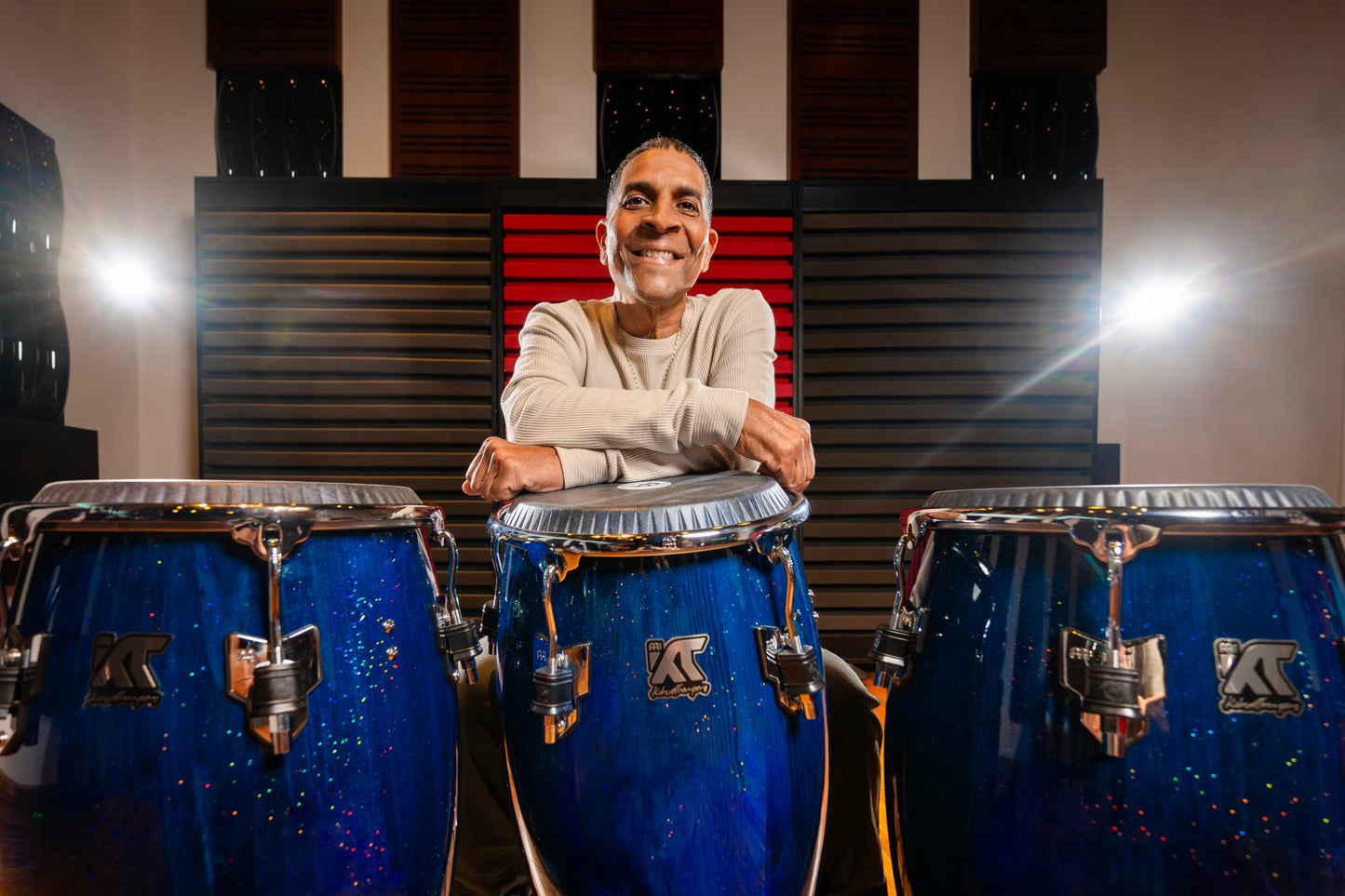 Tumba William 'Kachiro' 12" 1/2, fût pin de Nouvelle-Zélande 3 plis, hauteur 76.2cm, peau cuir de veau noir, cercles SSR 4mm