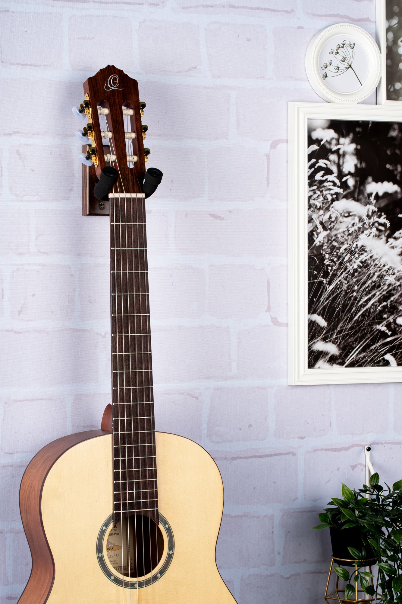 Support mural pour guitare et basse, embase bois, fixation par 2 vis, étrier (largeur: 4.5 cm) recouvert de mousse, noyer