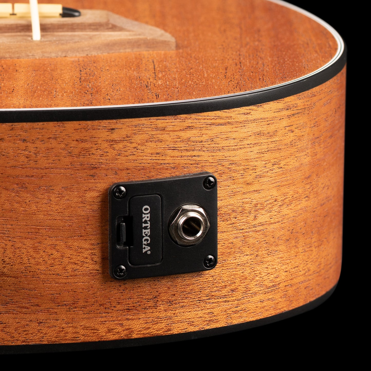 LIZZY, EQ MagusUkebass, table acajou, fond & éclisses acajou, manche acajou (45 mm au sillet), 15 frettes, housse