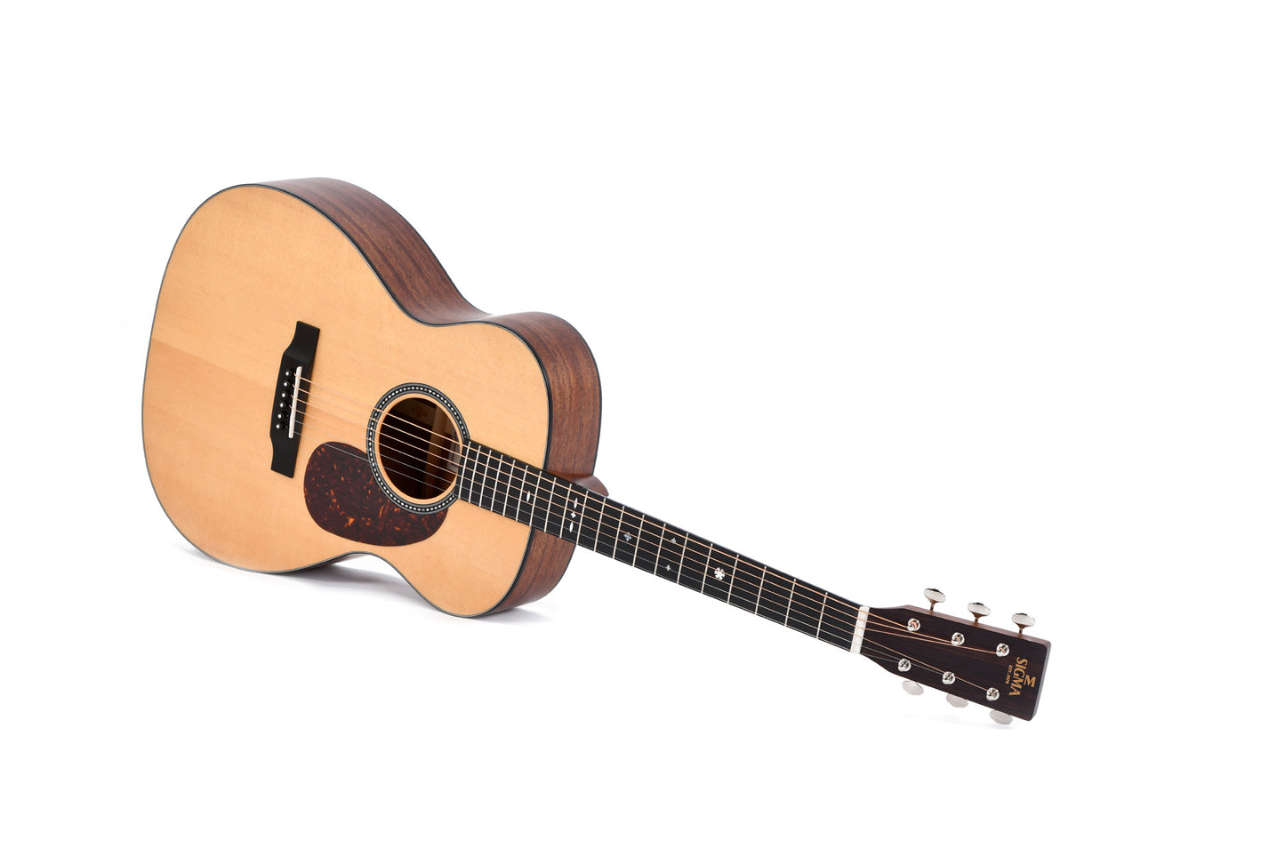 Modèle S000M-10E, Forme 000, table épicéa Sitka massif, f/e acajou massif, touche micarta, EQ LR Baggs, soft case, naturel