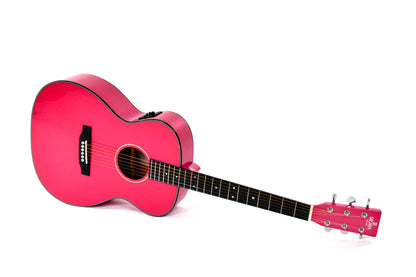 Modèle 000M-1E, Forme 000, table épicéa massif, f/e acajou, touche micarta, EQ Fishman, rose pailleté