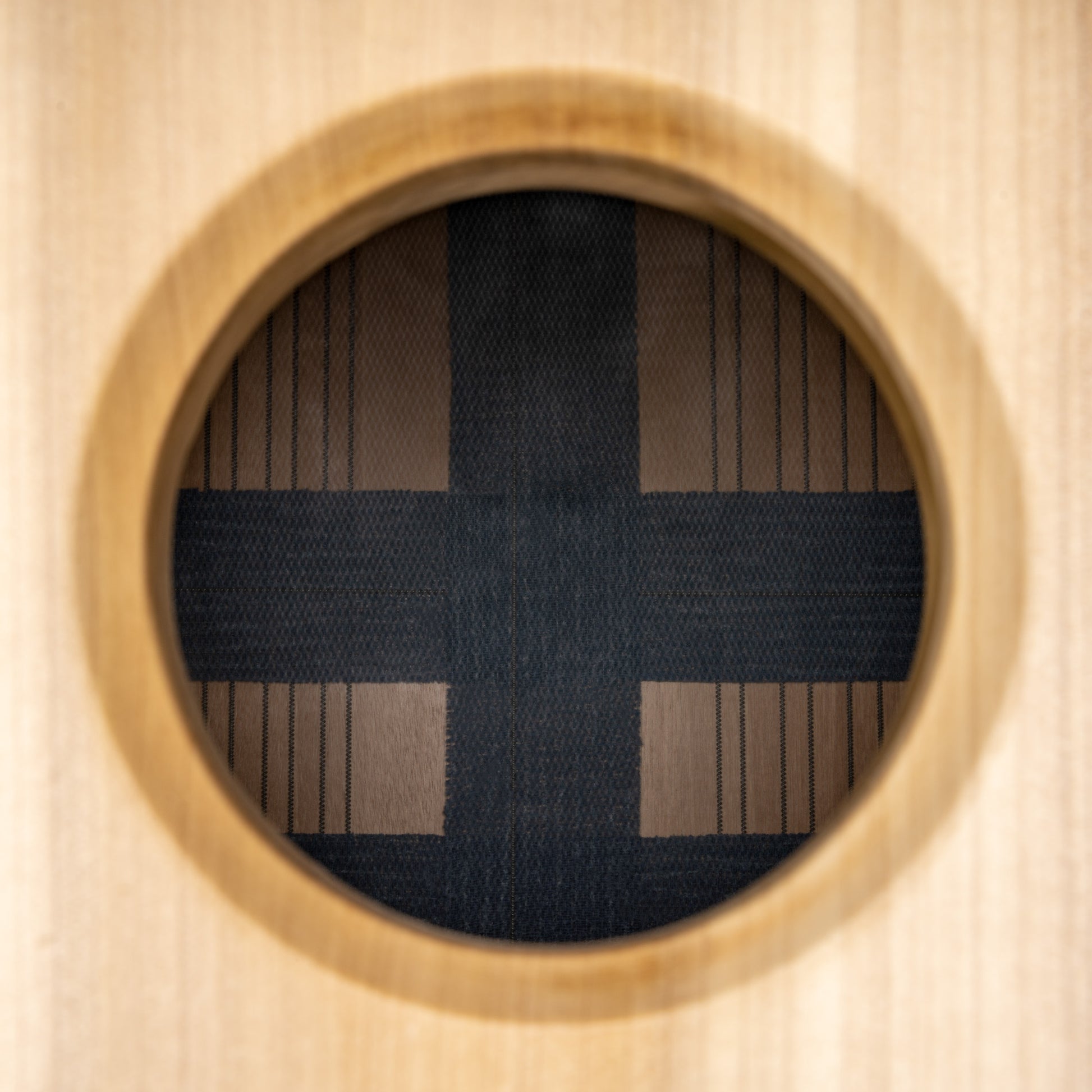 CAJON MEINL ARTISAN FANDANGO, FAÇADE AVANT INDIAN HEARTWOOD, CORPS EN BOIS MASSIF ET PEUPLIER 15MM, 2 SETS DE 8 CORDES INTERNE