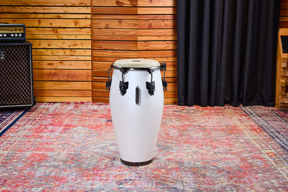 Conga Roberto Serrano 11" 3/4, fût Chêne Siam 3 plis, hauteur 76.2cm, peau Fiberskyn, cercles SSR 4mm.