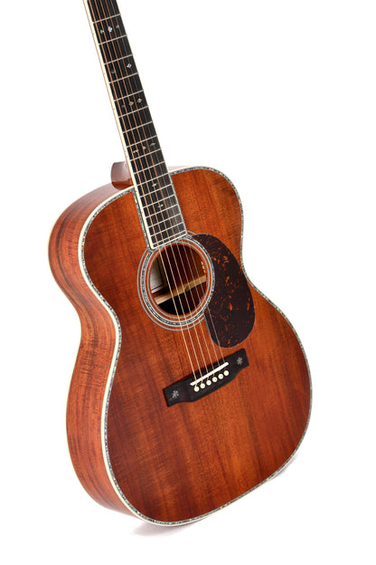 Modèle OMK2-42, édition spéciale, Forme 000, table Koa flammé massif, f/e Koa flammé, soft case, naturel brillant