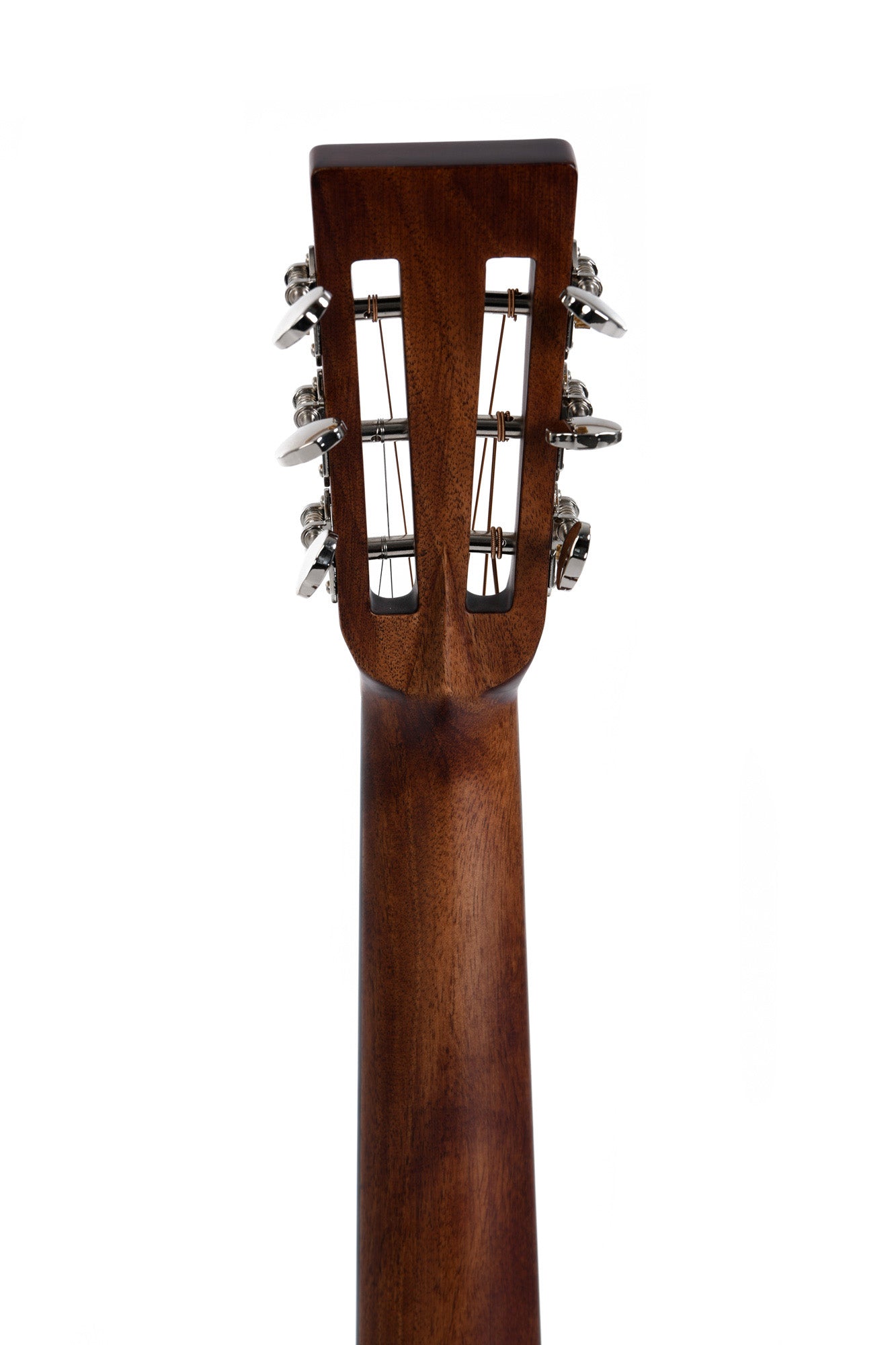 Modèle 00M-15S, Forme 00, table acajou massif, f/e acajou, touche & chevalet micarta, tête ajourée, naturel satiné