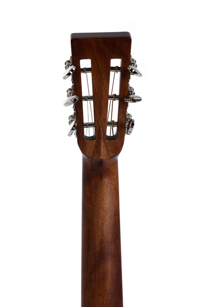 Modèle 00M-15S, Forme 00, table acajou massif, f/e acajou, touche & chevalet micarta, tête ajourée, naturel satiné