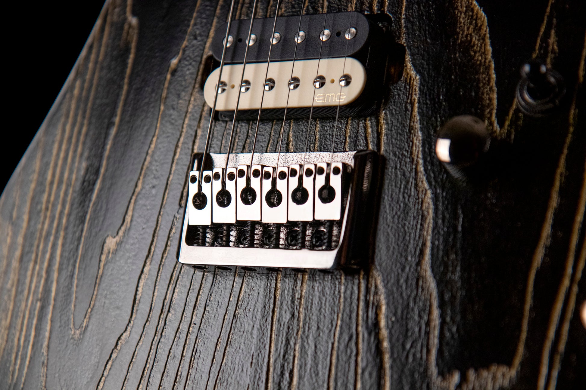 KX300 ETCHED, 6 cordes, corps acajou, table frêne sablée, touche pau ferro, 2 micros doubles EMG RetroActive, noir et or