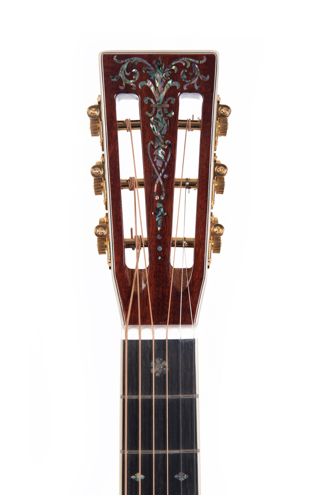 Modèle 000K2-42S, édition spéciale, Forme 000, table Koa flammé massif, f/e Koa flammé, tête ajourée, soft case, nat. brillant