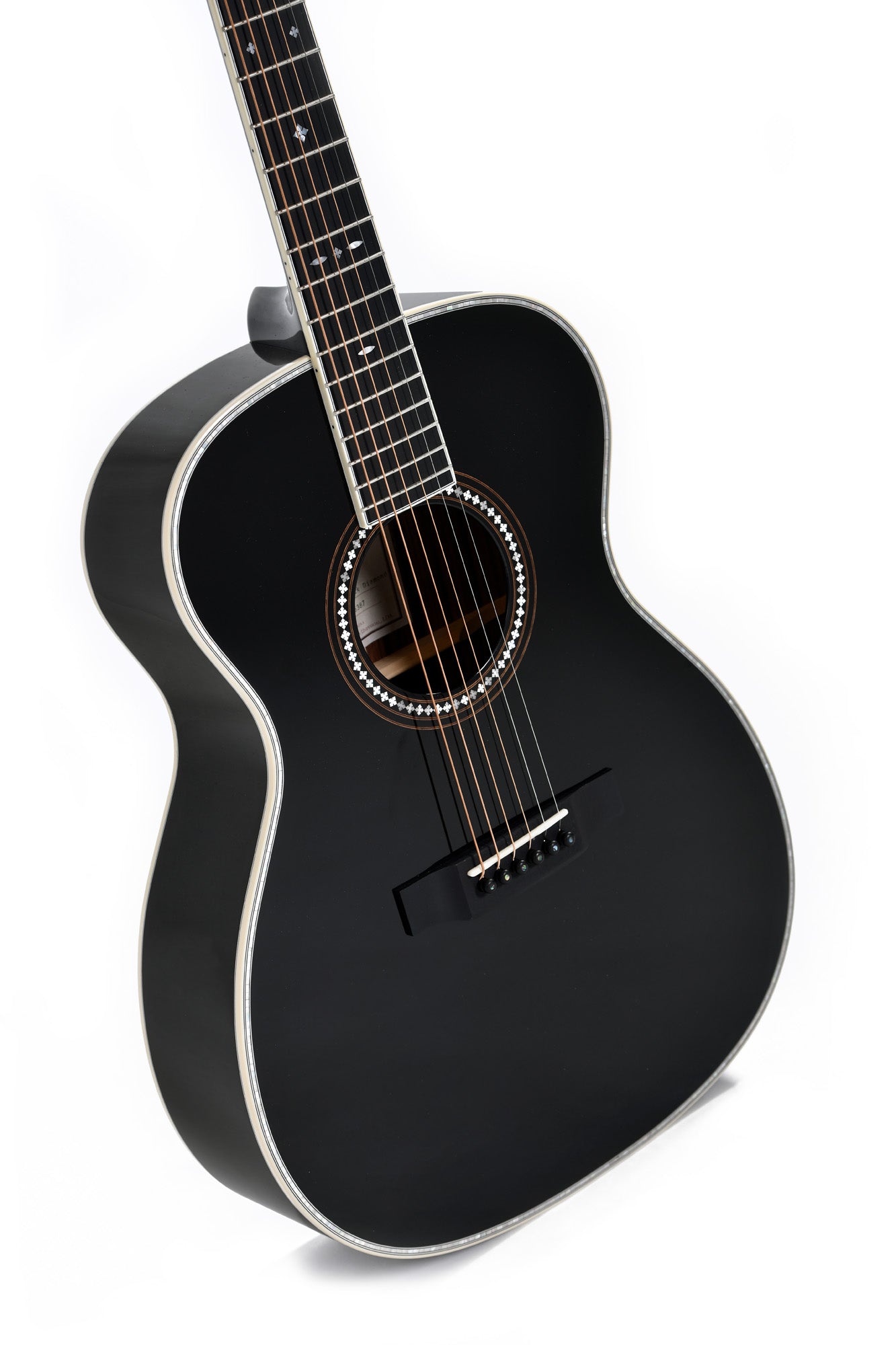 Modèle 000R BLACK DIAMOND, édition spéciale, Forme 000, table épicéa massif AA, f/e palissandre, soft case, noir brillant