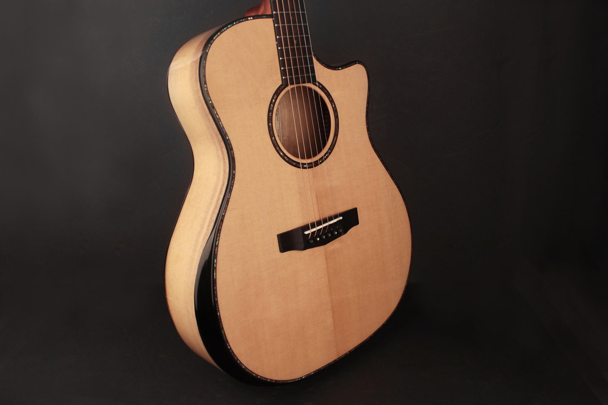 GA-MY, série Bevel Cut, table épicéa massif, fond & éclisses myrtlewood, EQ L.R. Baggs EAS-VTC, naturel brillant