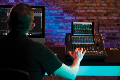 Console de mixage numérique, 28 entrées/ 14 sorties, écran tactile 10", fonction Bluetooth, USB, Wifi, finition gris/noir
