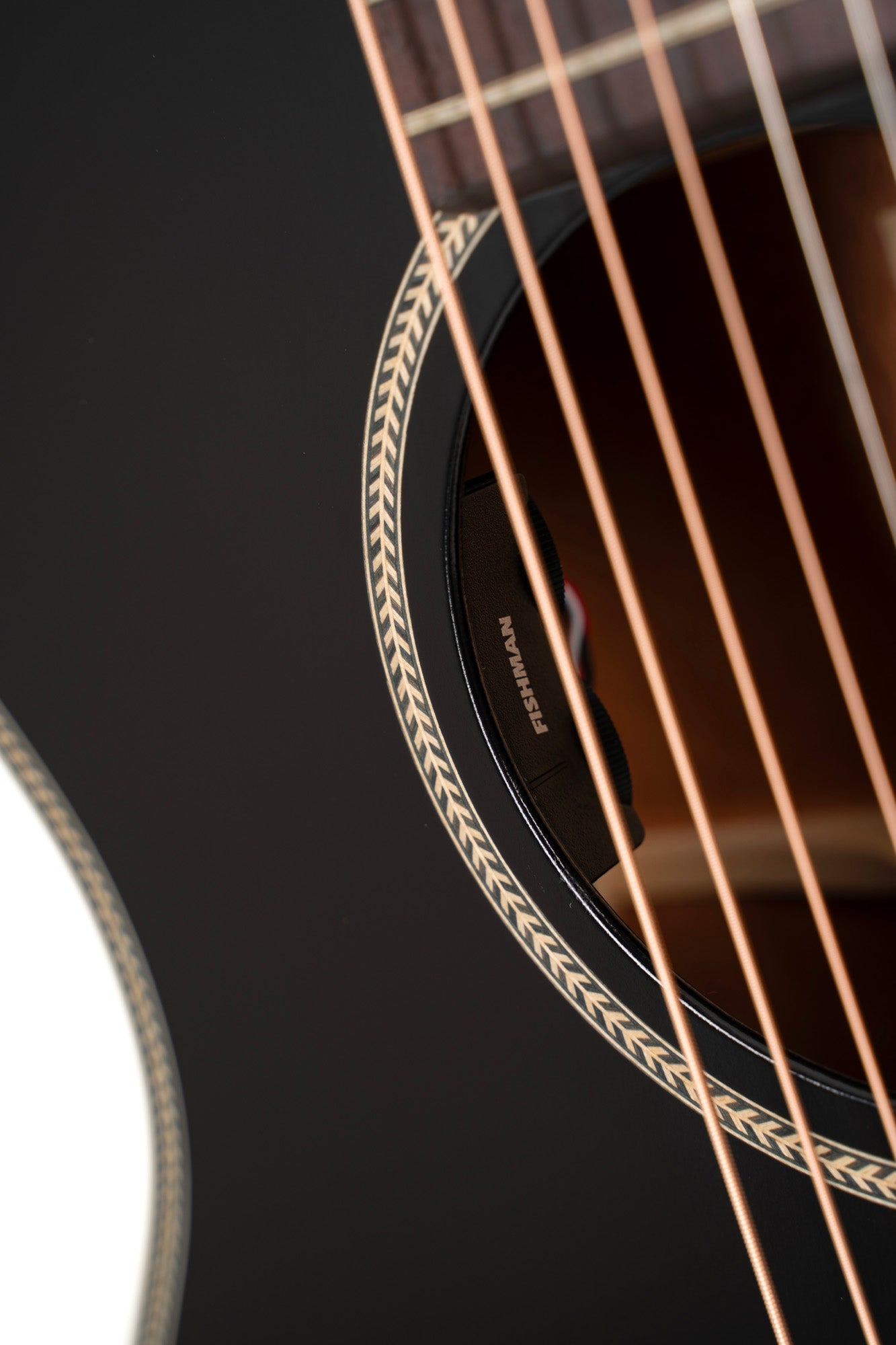 Essence OC4, table épicéa Sitka massif torréfié, f/e acajou, touche palissandre, Fishman Presys VT, semi brillant, table noire