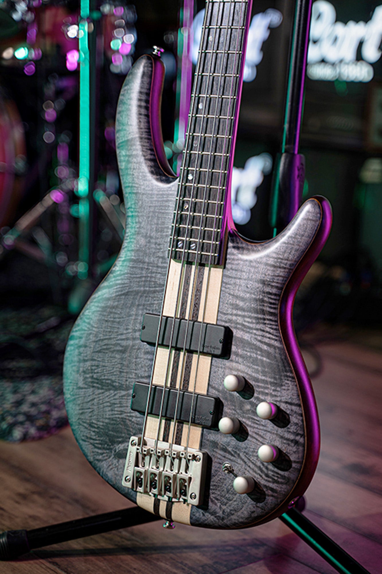 A4 Plus FMMH, table érable flammé, manche traversant 5 pièces érable/panga panga, micros et EQ Bartolini MK-1, bleu noir