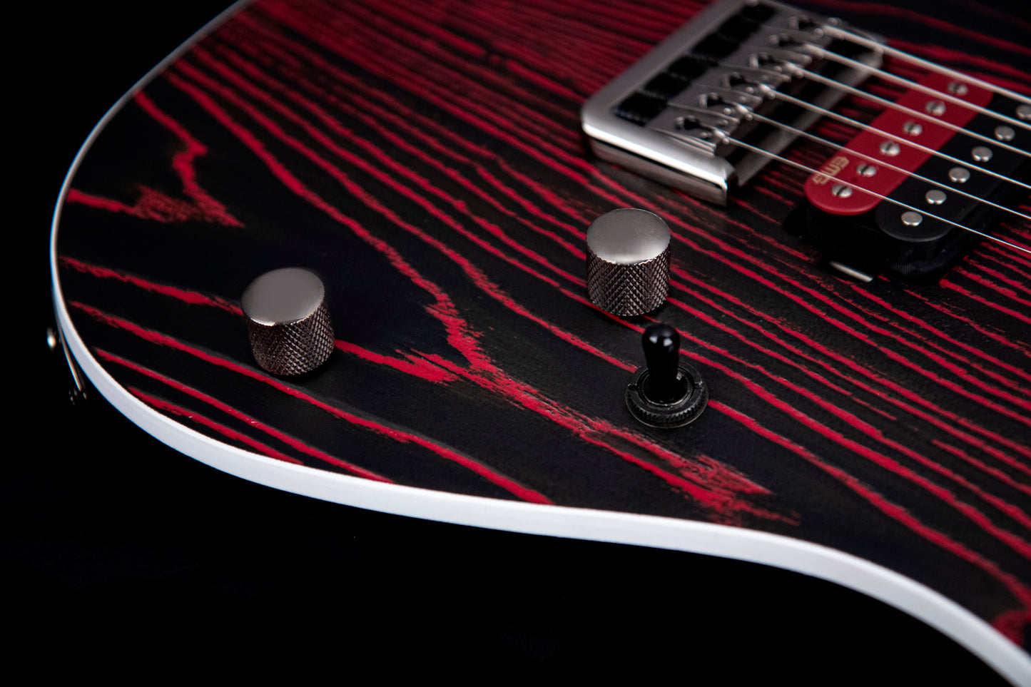 KX300 ETCHED, 6 cordes, corps acajou, table frêne sablée, touche pau ferro, 2 micros doubles EMG RetroActive, noir et rouge