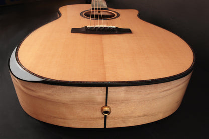 GA-MY, série Bevel Cut, table épicéa massif, fond & éclisses myrtlewood, EQ L.R. Baggs EAS-VTC, naturel brillant