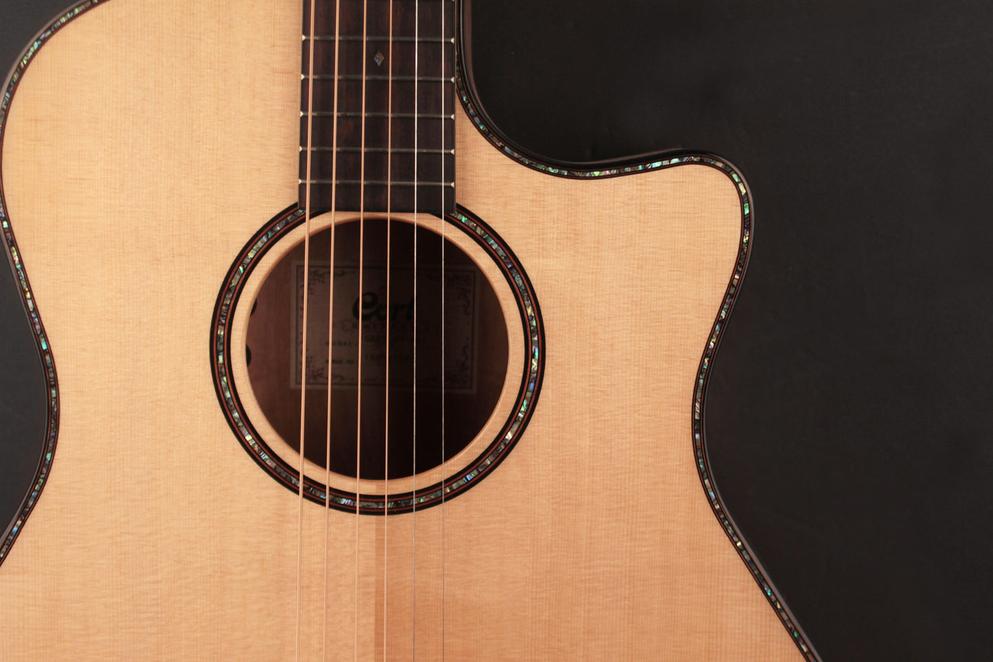 GA-MY, série Bevel Cut, table épicéa massif, fond & éclisses myrtlewood, EQ L.R. Baggs EAS-VTC, naturel brillant