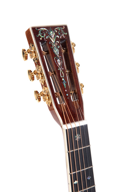 Modèle 000K2-42S, édition spéciale, Forme 000, table Koa flammé massif, f/e Koa flammé, tête ajourée, soft case, nat. brillant