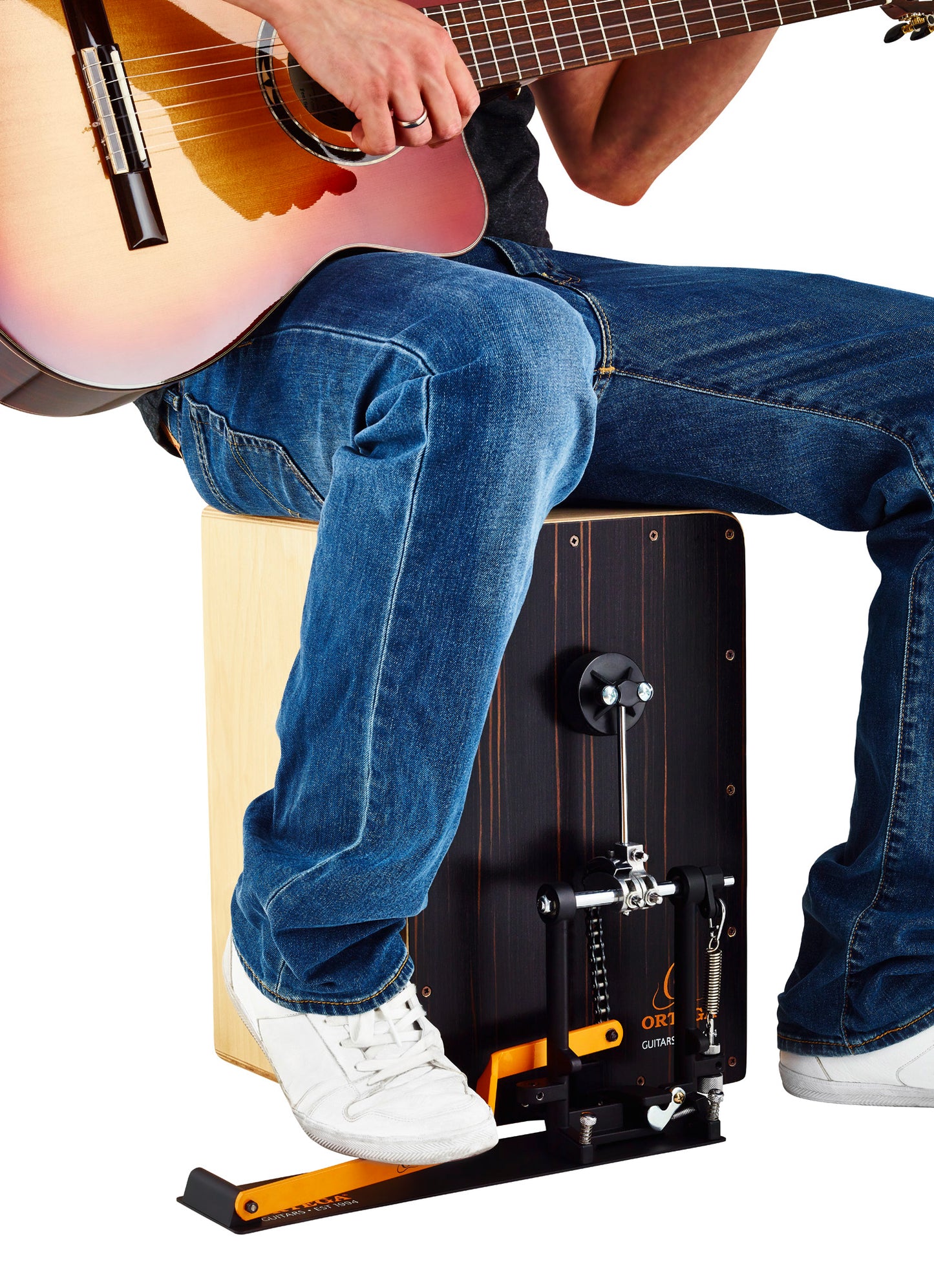 Ensemble constitué d'un cajon Ortega (corps bouleau, face amara, 46x30x30 cm) et d'une pédale cajon, avec housses