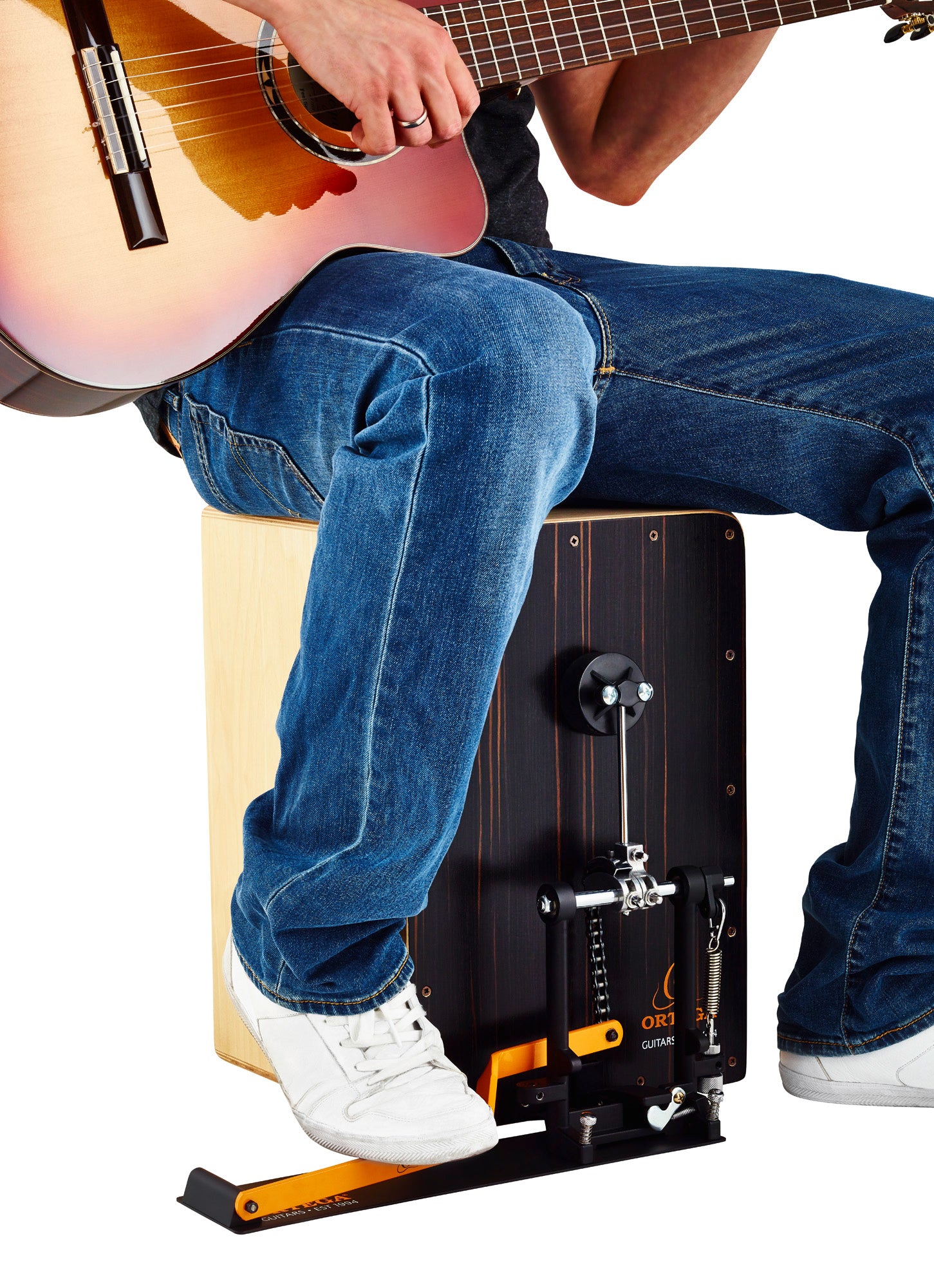 Ensemble constitué d'un cajon Ortega (corps bouleau, face amara, 46x30x30 cm) et d'une pédale cajon, avec housses