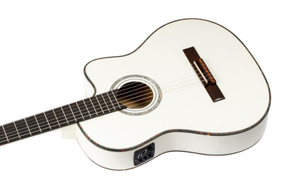 RCE145, modèle à caisse fine, pan coupé, EQ MagusPro, table épicéa massif, manche acajou (sillet 48 mm), blanc brillant