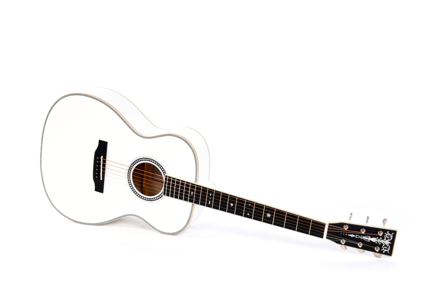 Modèle 000A WHITE PEARL, édition spéciale, Forme 000, table épicéa massif AA, f/e érable flammé, Fishman Sonitone, soft case