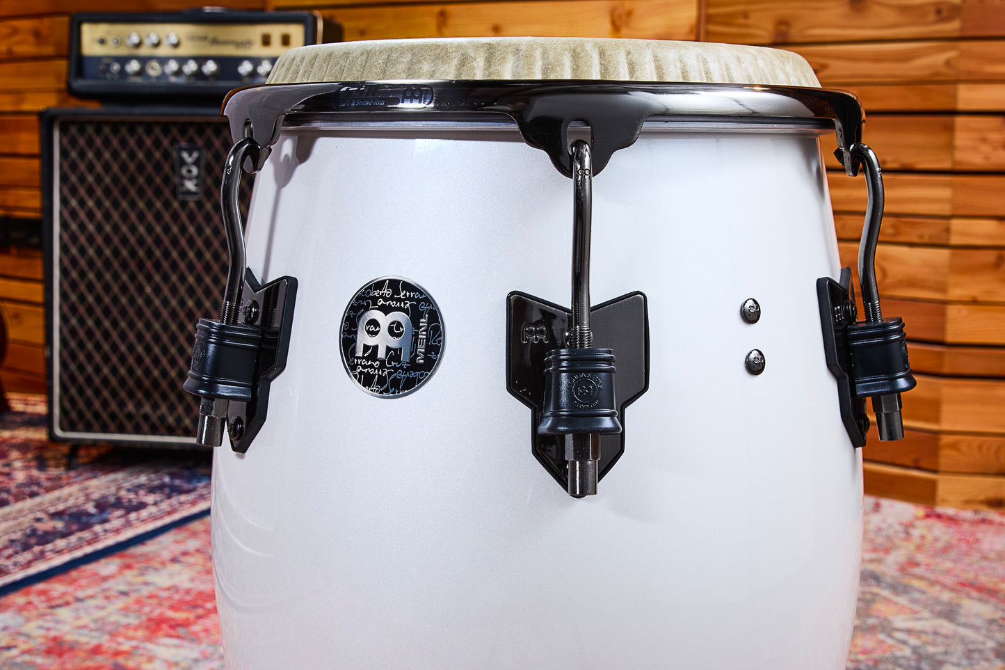 Tumba Roberto Serrano 12"1/2, fût Chêne Siam 3 plis, hauteur 76.2cm, peau Fiberskyn, cercles SSR 4mm.