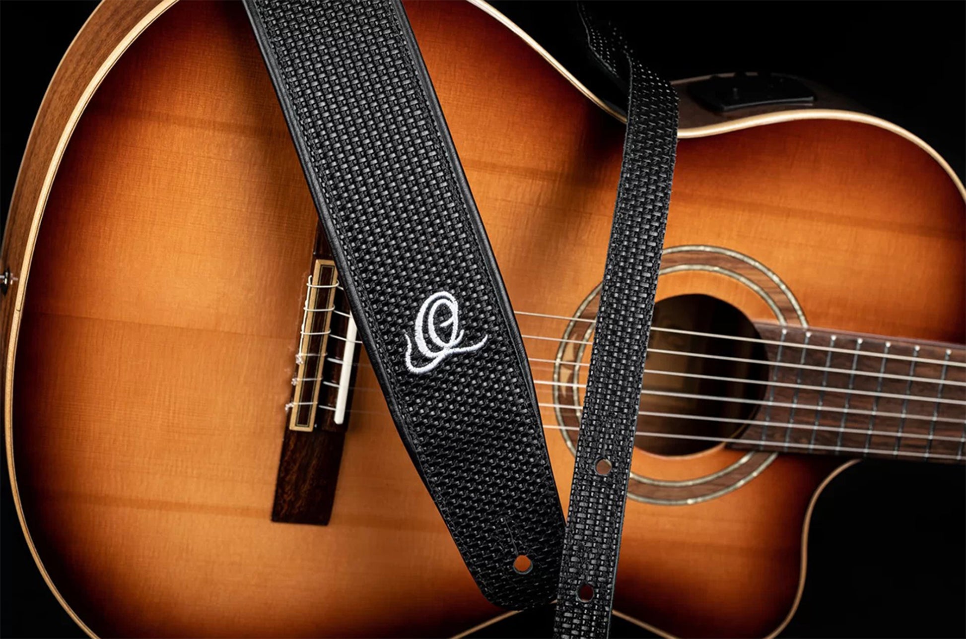 OSCU-4, courroie guitare, série Custom, face et dos cuir, âme synthétique, largeur 7 cm, longueur 145 cm, black braid