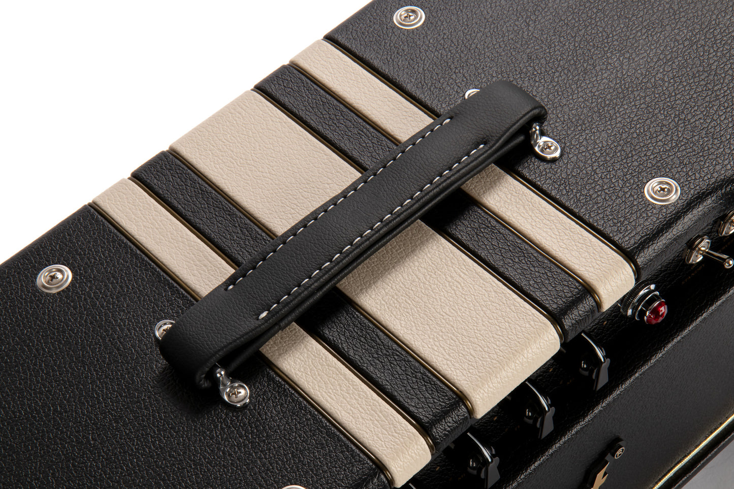 Tête à lampes 15W, préampli 3 x 12AX7, ampli 2 x EL84, égalisation 3 bandes, boucle d'effet, poids: 9.7 kg, noir