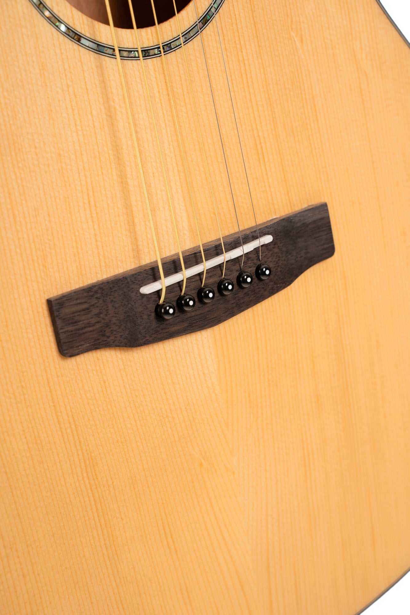 L60, forme Orchestra Model, pan coupé, table épicéa massif, fond & éclisses acajou, touche laurier, EQ CE304T, naturel brillant