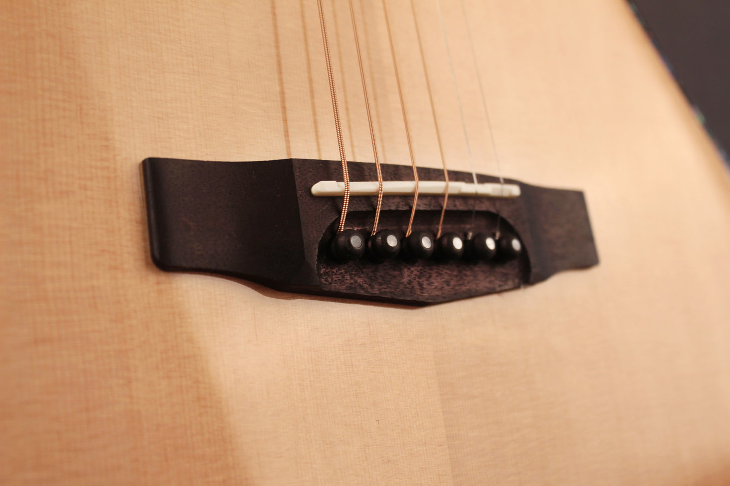 GA-MY, série Bevel Cut, table épicéa massif, fond & éclisses myrtlewood, EQ L.R. Baggs EAS-VTC, naturel brillant