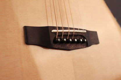 GA-MY, série Bevel Cut, table épicéa massif, fond & éclisses myrtlewood, EQ L.R. Baggs EAS-VTC, naturel brillant