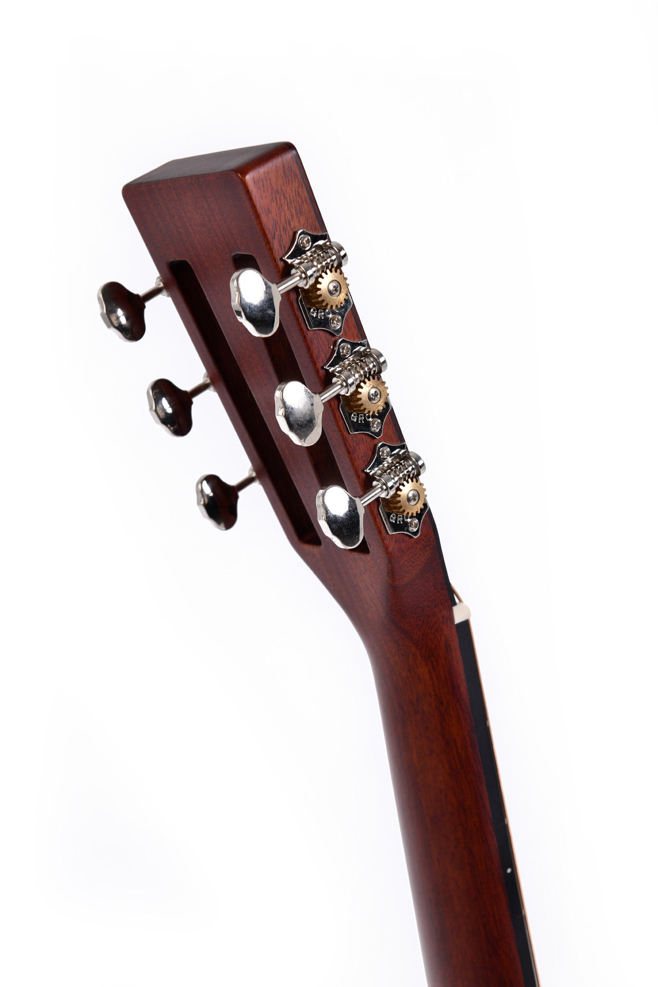 Modèle S000M-18S, série Custom, Forme 000, table épicéa massif, f/e acajou massif, tête ajourée, soft case, naturel brillant