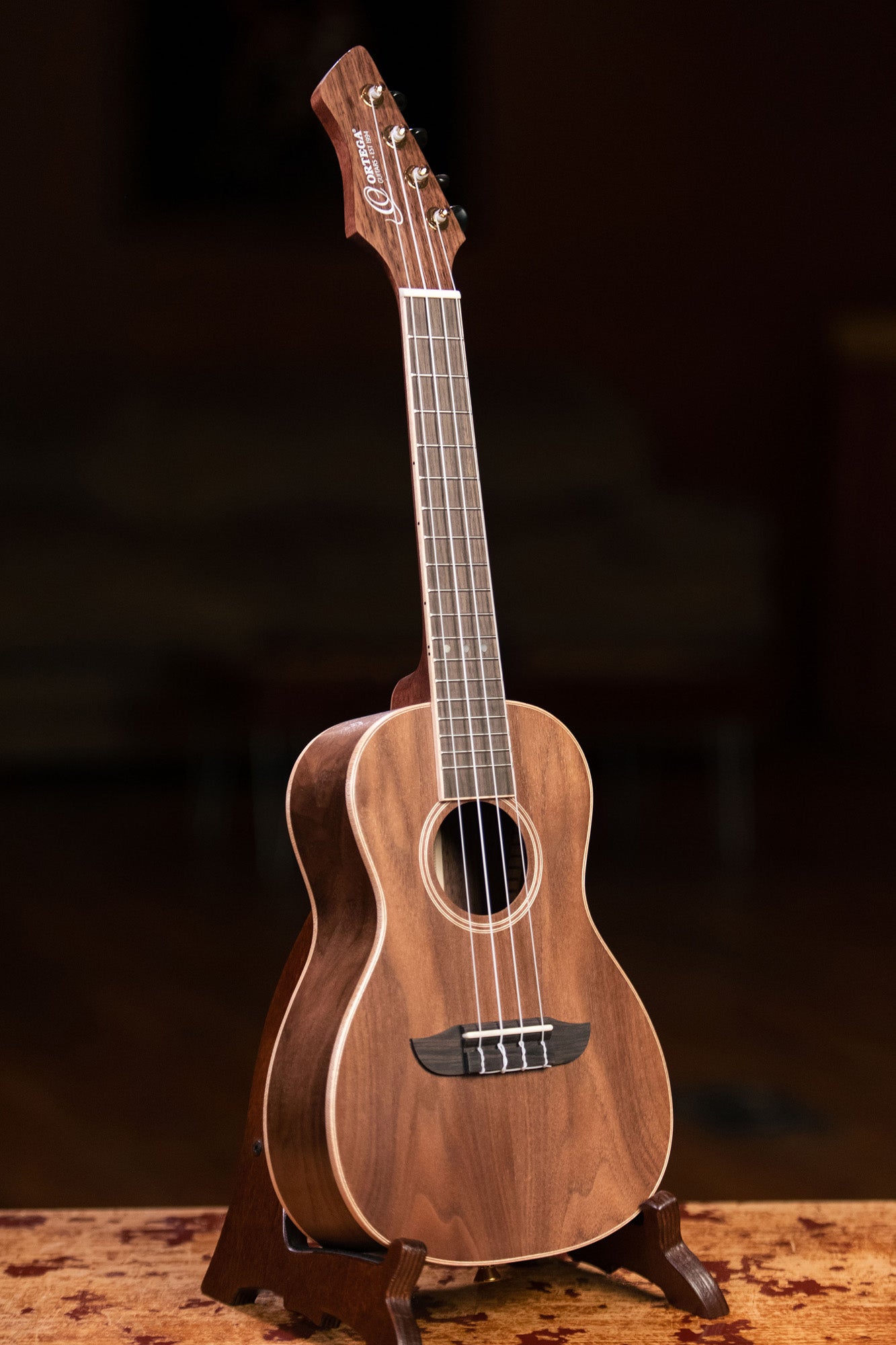 RUWN, modèle Concert, table noyer, fond & éclisses noyer, housse deluxe