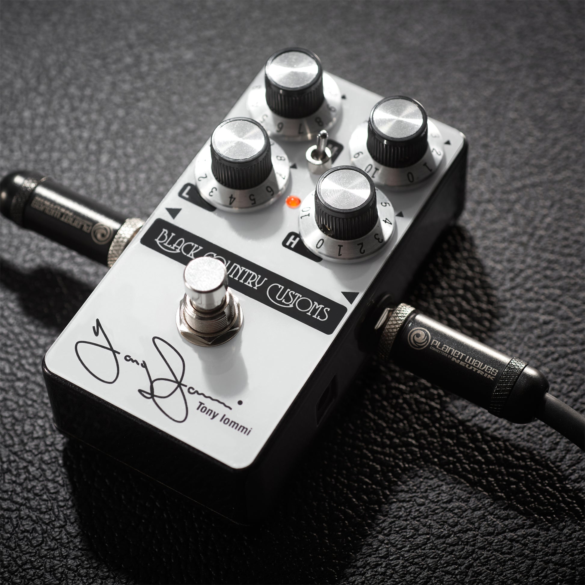 Pédale boost signature Tony Iommi, série limitée, argent