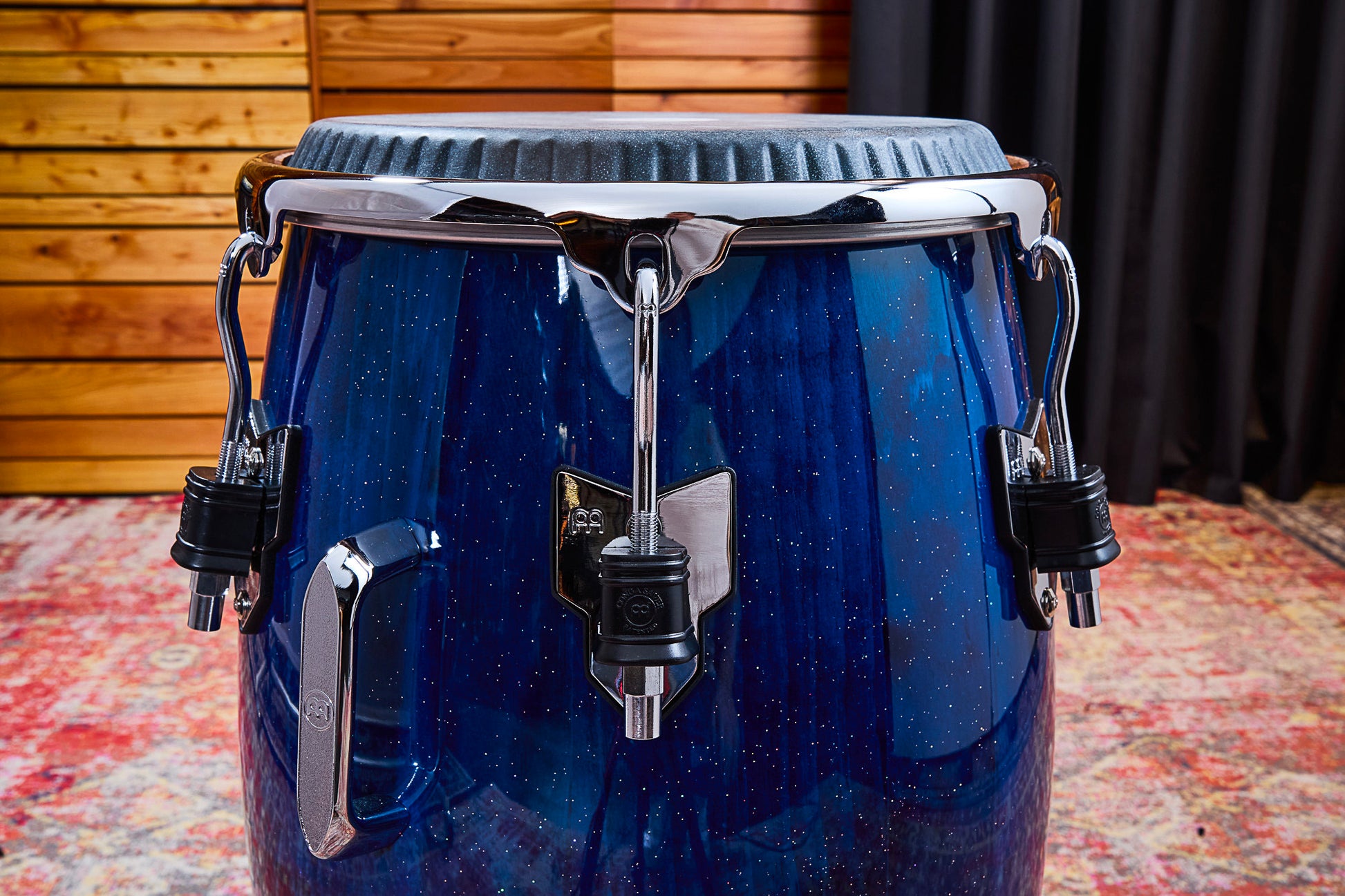 Tumba William 'Kachiro' 12" 1/2, fût pin de Nouvelle-Zélande 3 plis, hauteur 76.2cm, peau cuir de veau noir, cercles SSR 4mm