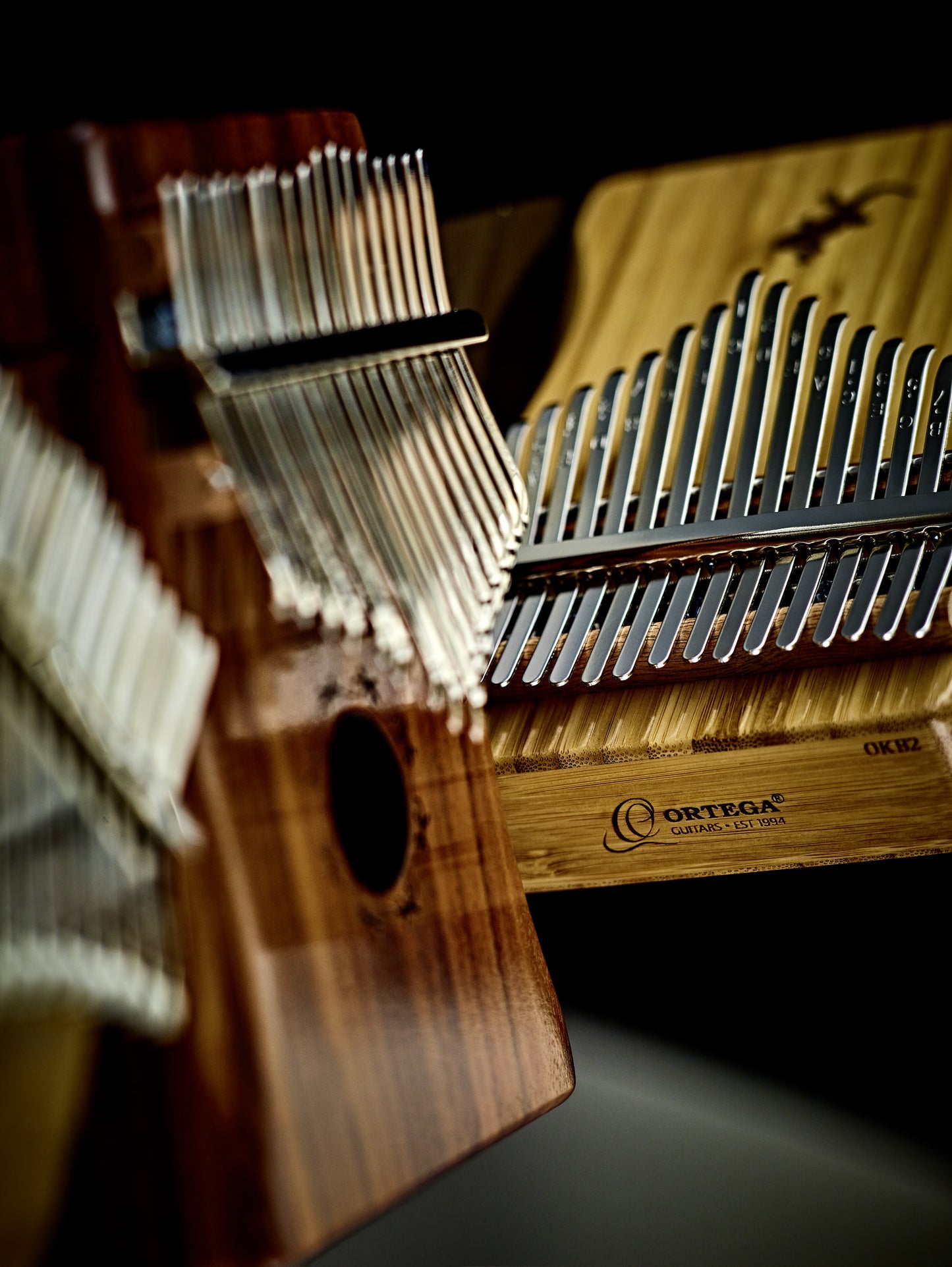 OKB1, kalimba Ortega, série Lizard, 17 notes en DO majeur, acacia massif, rosace table gravée au laser, étui, naturel brillant