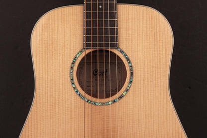 GOLD-MINI, forme Dreadnought 3/4, table épicéa massif torréfié, f/e acajou massif, avec housse, naturel brillant