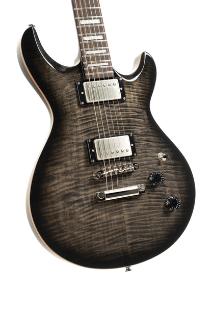 M600, corps acajou, placage érable flammé, manche collé acajou, 2 micros doubles Cort Voiced Tone VTH-59, trans black burst