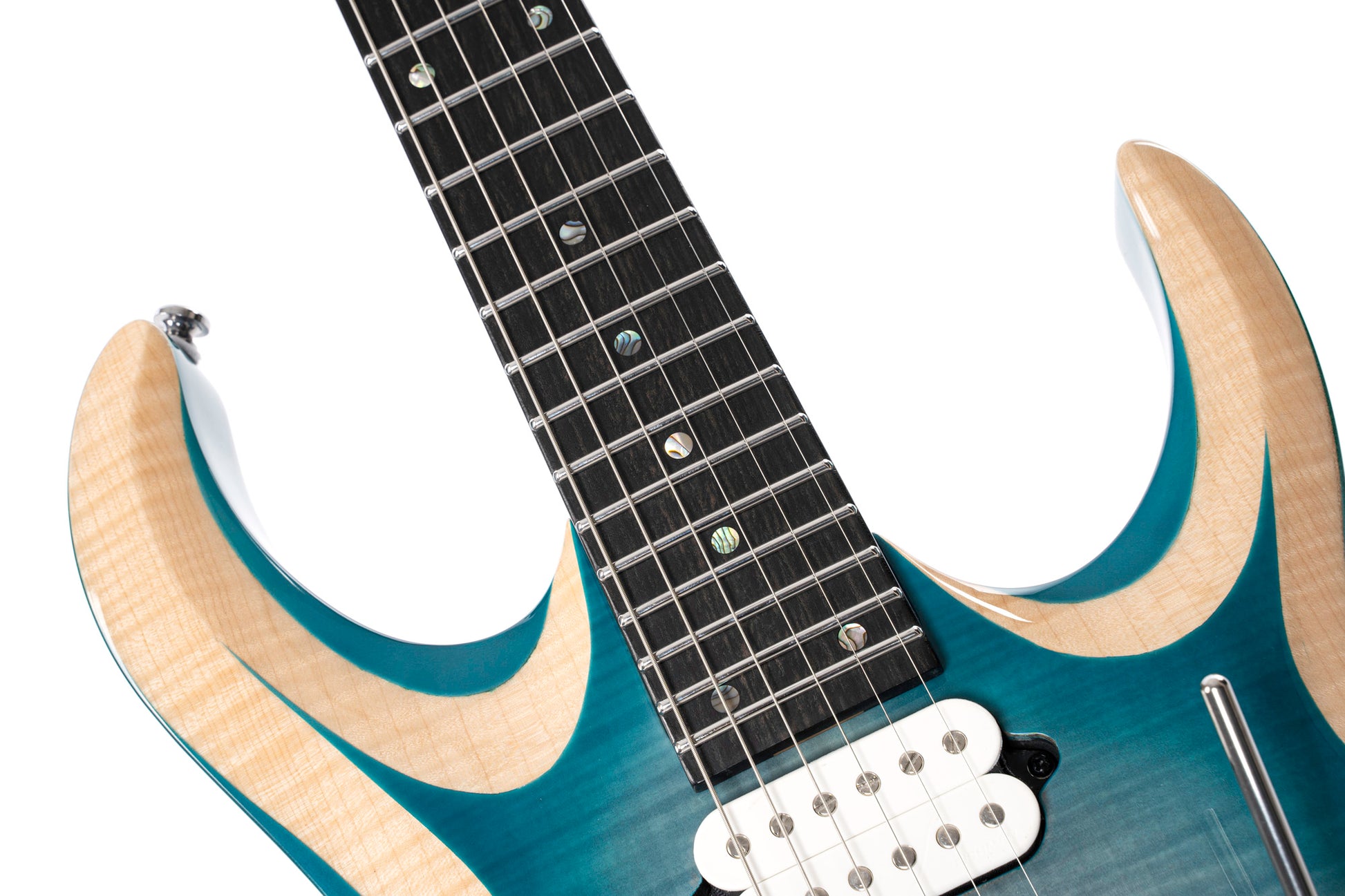 X700 Duality II, corps acajou, table érable flammé, touche ébène, trémolo CFA-III, micros Fishman Fluence, housse, polar ice