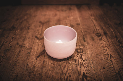 Bol tibétain d'une taille de 10" (25,40 cm), hauteur : 19,56 cm. Quartz et quartz rose.