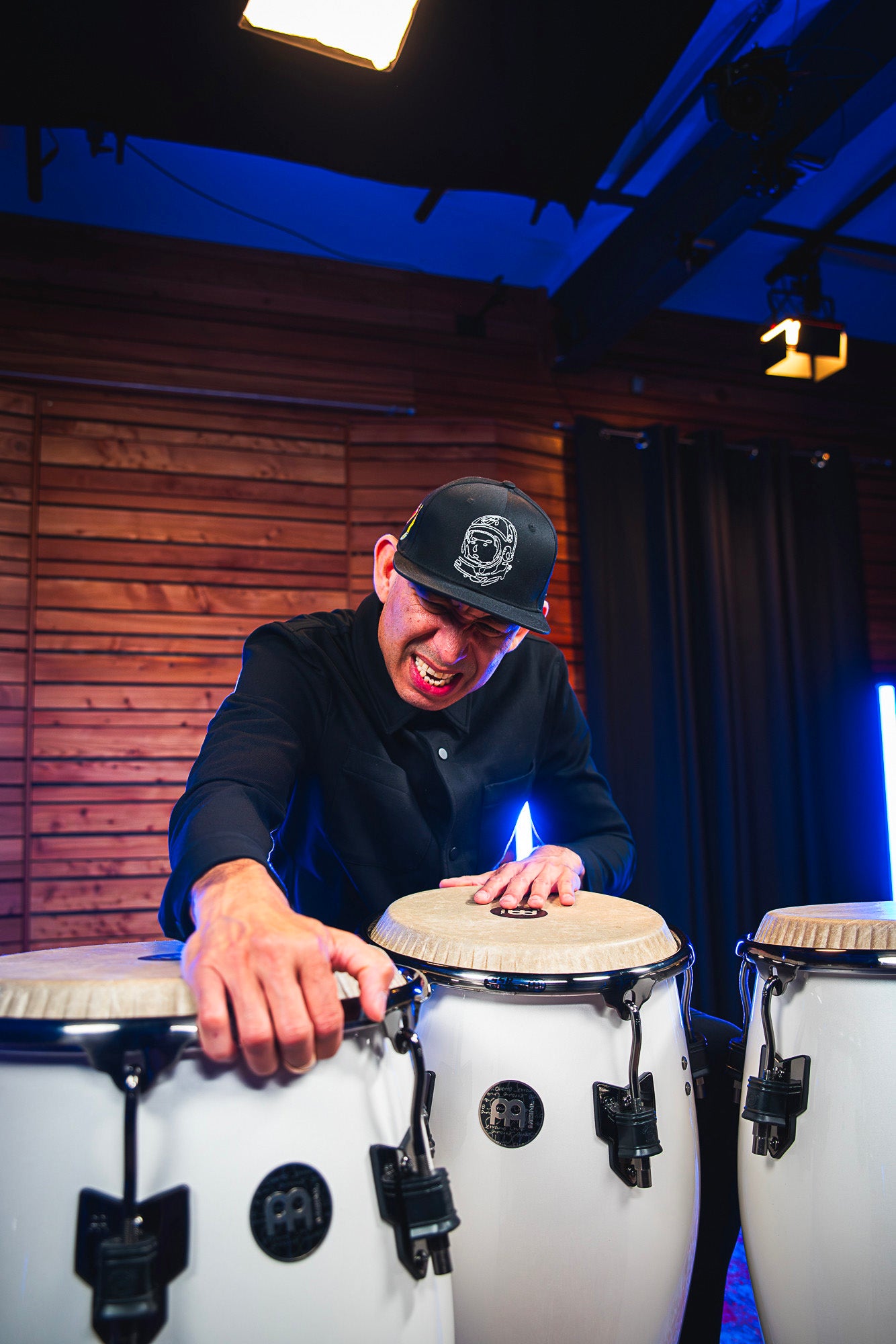 Quinto Roberto Serrano 11", fût Chêne Siam 3 plis, hauteur 76.2cm, peau Fiberskyn, cercles SSR 4mm.